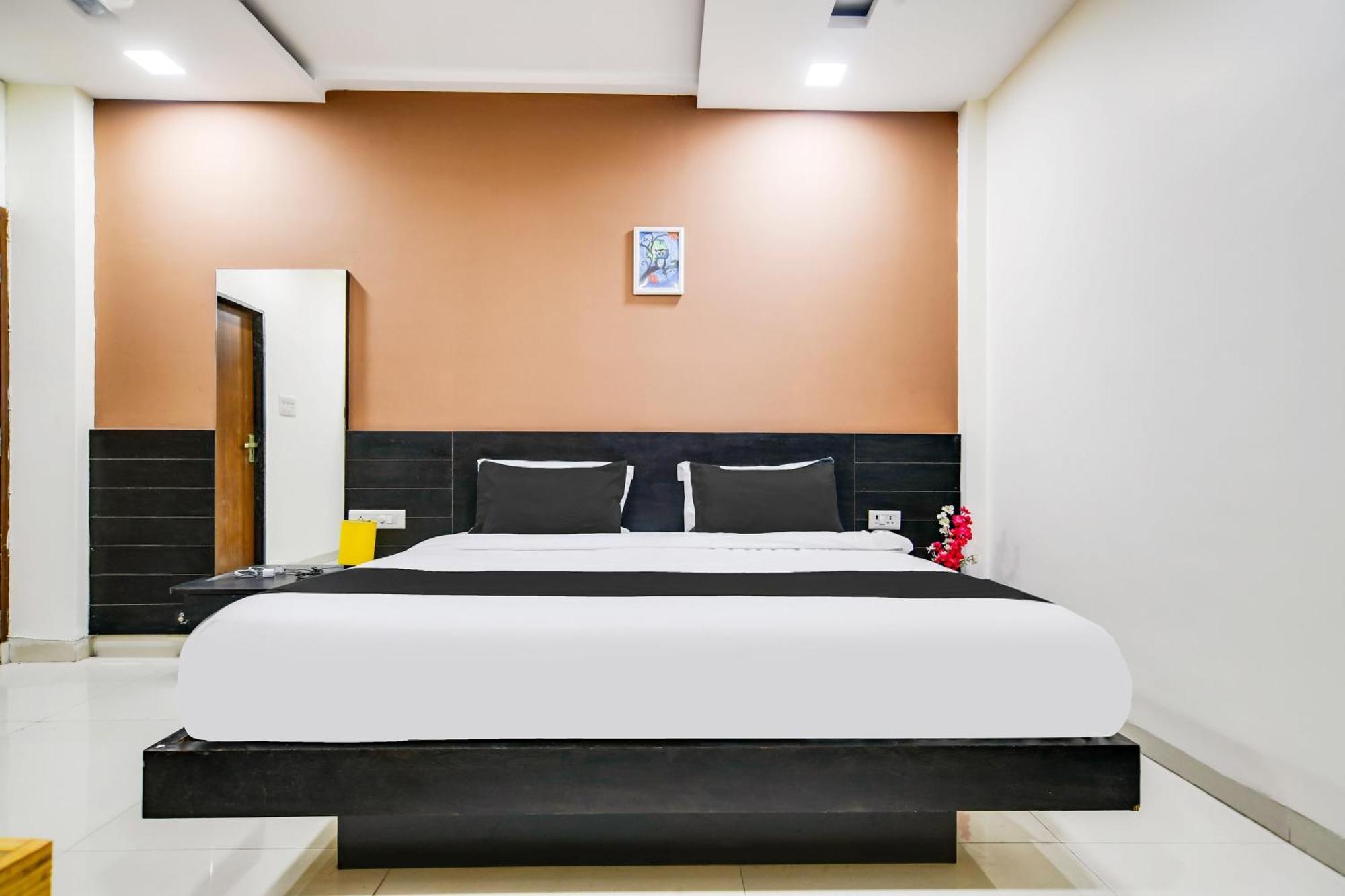 Super Collection O Indore Near Omax City 1 Kanadiya ภายนอก รูปภาพ